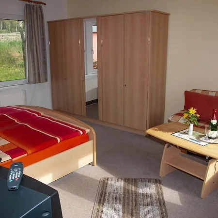 Doppelzimmer-mit-gemeinschaftsbad-fuer-2-personen-auf-ruegen-h4zi1 *
